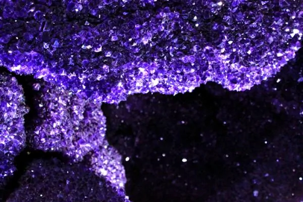 澳洲凯恩斯的水晶洞内，有一座世界上最大的紫水晶“乌拉圭皇后”，色泽极其瑰丽，绝美如梦幻。（网络图片）