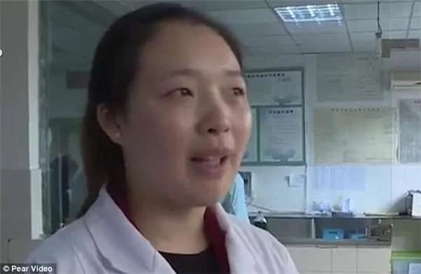 饲主目睹爱犬不断刨挖泥地 好奇一看下惊见洞窟内浮现人脸…