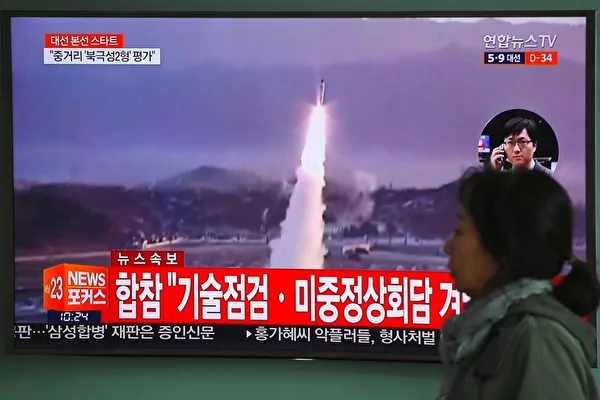 4月5日，首爾火車站，電螢幕幕顯示彈道飛彈發射的錄影。（網絡圖片）