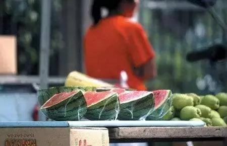 西瓜盖保鲜膜细菌增10倍?保存西瓜的正确方式看这