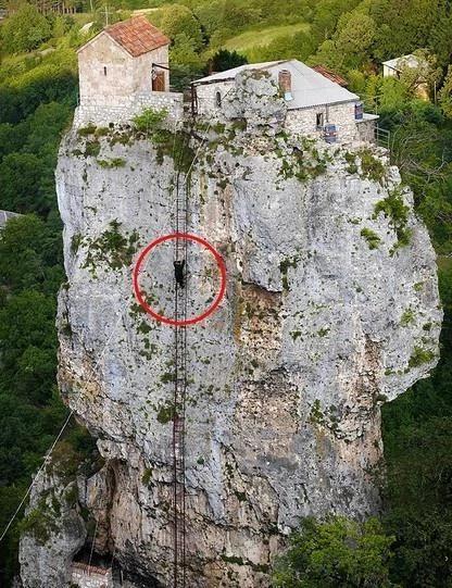 男子为与世隔绝竟在36公尺高岩石顶自建房子 出一趟门竟花…原因令人震惊!