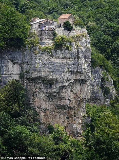 男子为与世隔绝竟在36公尺高岩石顶自建房子 出一趟门竟花…原因令人震惊!