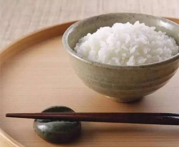 她把鸡蛋放进大米里 没想到竟然这么神奇