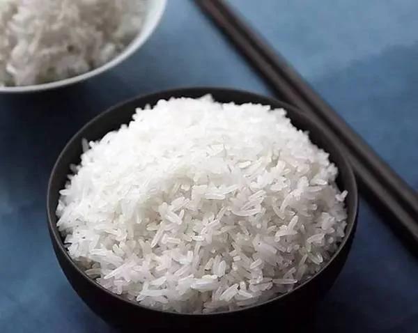 她把鸡蛋放进大米里 没想到竟然这么神奇