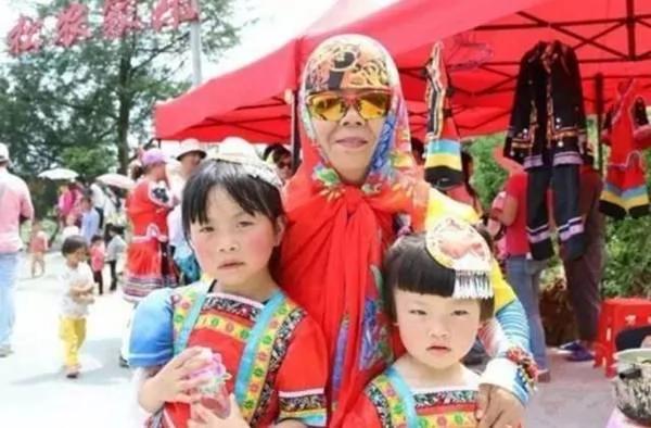 奶奶带孙子 看完不许笑!