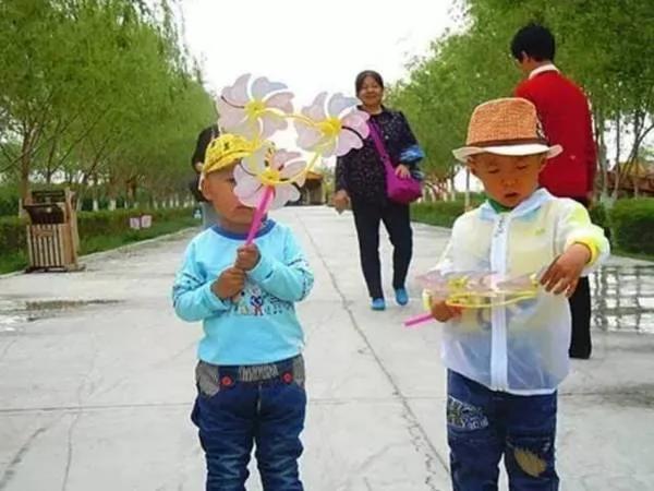 奶奶带孙子 看完不许笑!