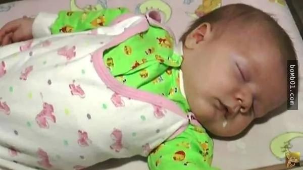 俄罗斯小男婴被遗弃在破旧的纸箱内 结果这只流浪猫的举动…