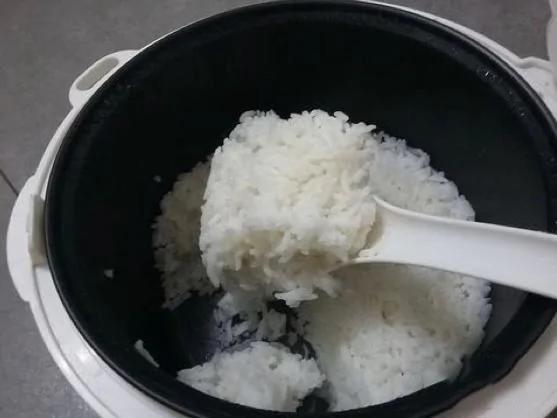 只需要一招….电饭锅煮饭再也不粘锅