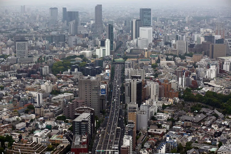 东京人口是北京2倍，车是1.6倍，面积只有1/8，却基本不堵车！原因曝光。图为东京天际线。（Carl Court/Getty Images）