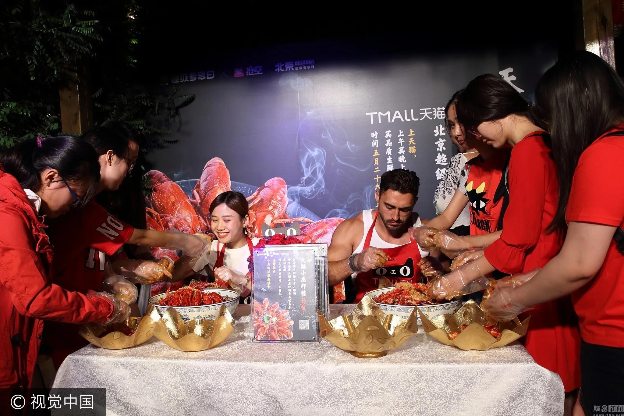 美女大胃王狂撸40斤小龙虾 干掉洋壮汉