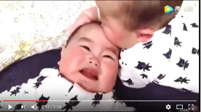 4个月双胞胎宝宝饿醒后 哥哥狂亲弟弟 弟弟反应把妈妈笑趴了！