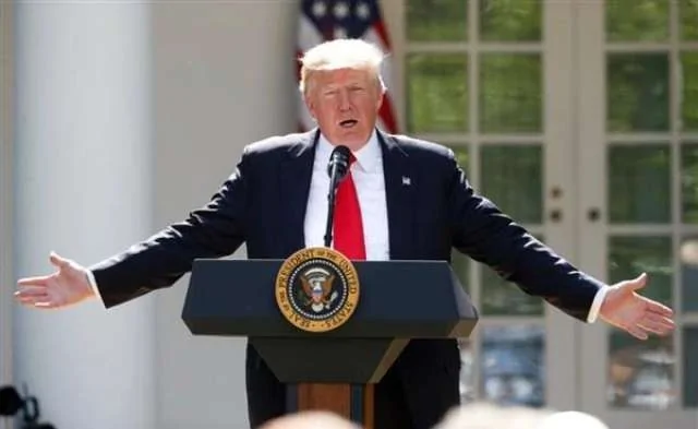 美國總統川普站在白宮玫瑰花園的講台上，宣佈美國退出巴黎氣候協定。（網絡圖片）
