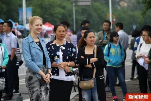 中国高考引来英国美女现场围观