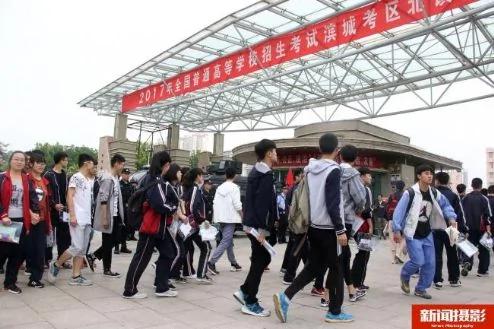 中国高考引来英国美女现场围观