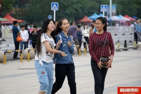 中国高考引来英国美女现场围观