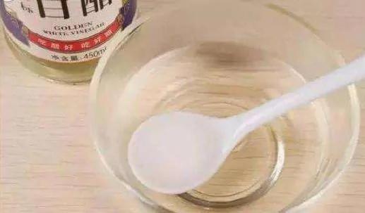 马桶上尿渍又黄又臭?教你两个管用的土方法 让马桶瞬间干净无异味