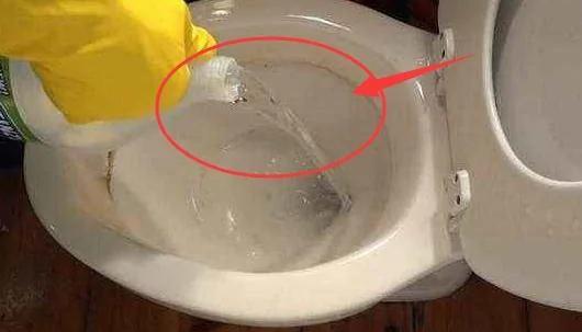 马桶上尿渍又黄又臭?教你两个管用的土方法 让马桶瞬间干净无异味