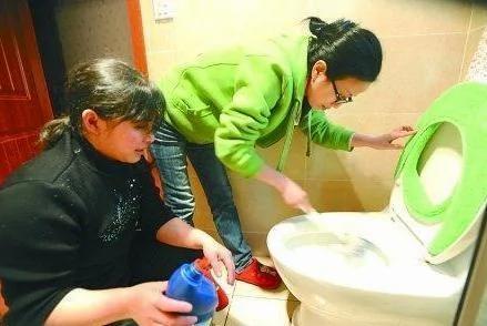 马桶上尿渍又黄又臭?教你两个管用的土方法 让马桶瞬间干净无异味