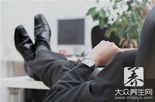 跷二郎腿潜藏5大隐患 白领人群更该当心
