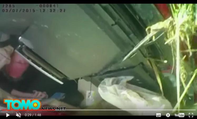 她已躺在死去的母亲身边好几小时 但所有人都听到无法解释的声音