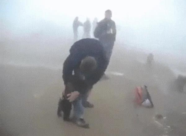 一只小熊被从火灾中救出后竟然找到救自己的男子紧紧搂住不让走~
