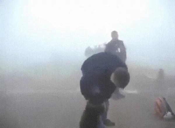 一只小熊被从火灾中救出后竟然找到救自己的男子紧紧搂住不让走~