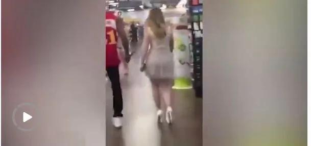 奇葩!美国商店内一男子竟将女友当狗遛