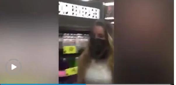 奇葩!美国商店内一男子竟将女友当狗遛
