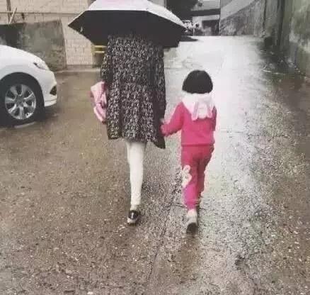 父愛如山！爸爸在暴雨中這樣為孩子擋雨