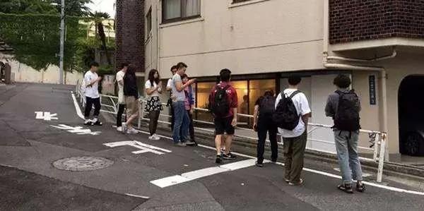 日本小夫妻开了一间小店只卖白T恤 半年就火遍全球!