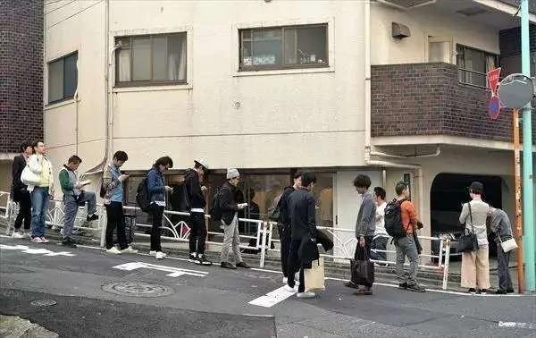 日本小夫妻开了一间小店只卖白T恤 半年就火遍全球!
