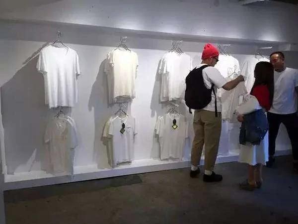 日本小夫妻开了一间小店只卖白T恤 半年就火遍全球!