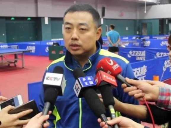 中國三個頂尖乒乓球選手、三個著名教練，臨陣退出一項國際賽事，並在微博集體發聲，支持離任的前主教練劉國梁。