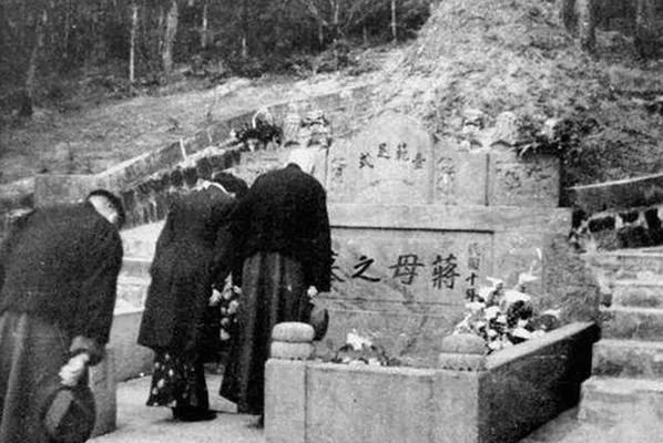 刘晓:蒋介石祖坟文革被毁 蒋母遗骨被焚