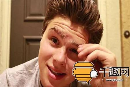男子往脸上涂百层乳胶漆, 撕下后奇迹出现了!
