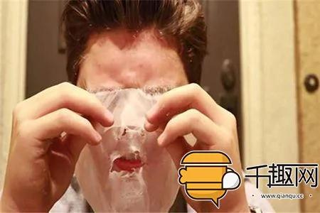 男子往脸上涂百层乳胶漆, 撕下后奇迹出现了!