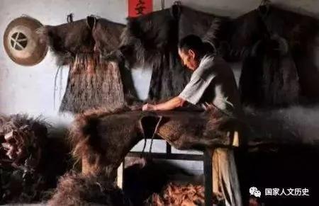 在古代 下大雨时人们用什么样的雨具?