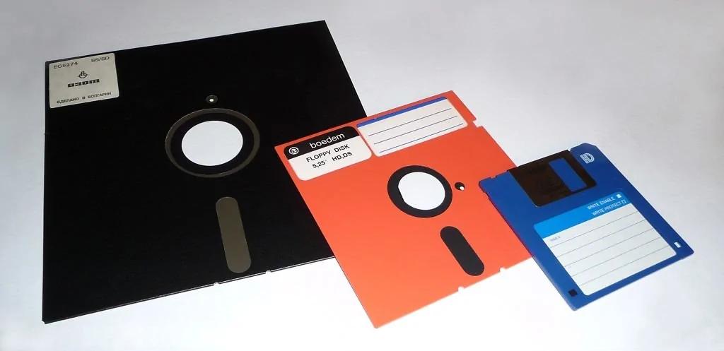 為什麼電腦第一個硬碟是C槽？因為你沒用過A和B槽
