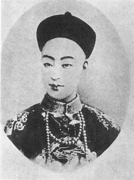 溥仪买票进故宫 在光绪房间看到一张照片 当场跟专家吵起来