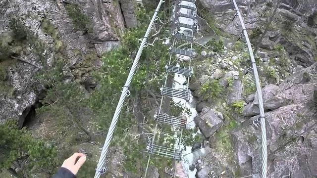 这座桥比玻璃栈道恐怖10倍 上去要系保护锁 过桥比蹦极还刺激