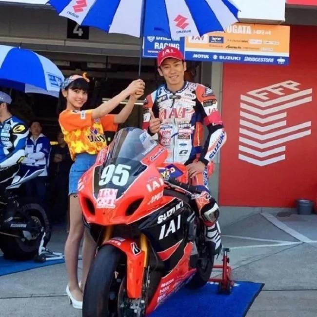 日本12岁小学生当模特 做赛车女郎引争议
