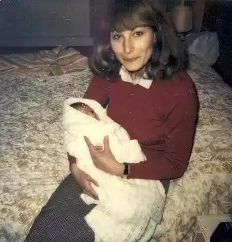 把大女儿培养成王妃 二女儿嫁给亿万富豪 62岁辣妈成人生赢家