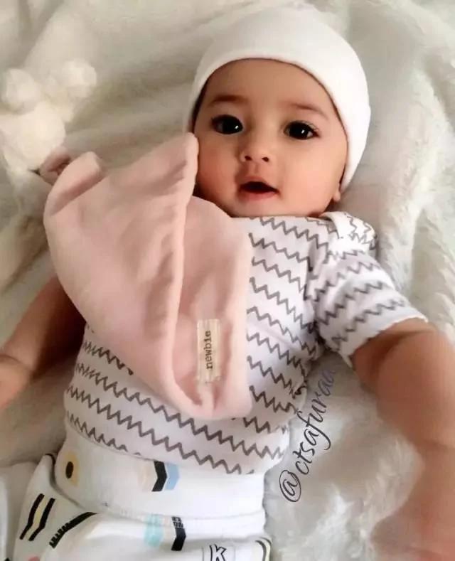 这个婴儿在ins上有3万粉丝 成全世界最小网红!