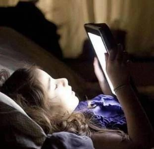 女大学生常熬夜手机聊天致"暴盲" 右眼只剩光感