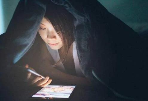 女大学生常熬夜手机聊天致"暴盲" 右眼只剩光感