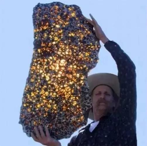 男子在荒郊野外捡到一颗“发光的奇怪石头”!专家震惊不已…竟是地球没有的东西!