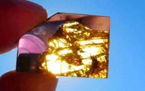 男子在荒郊野外捡到一颗“发光的奇怪石头”!专家震惊不已…竟是地球没有的东西!
