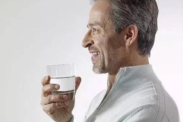 晚上喝三口水竟然这么重要 很多人都不知道