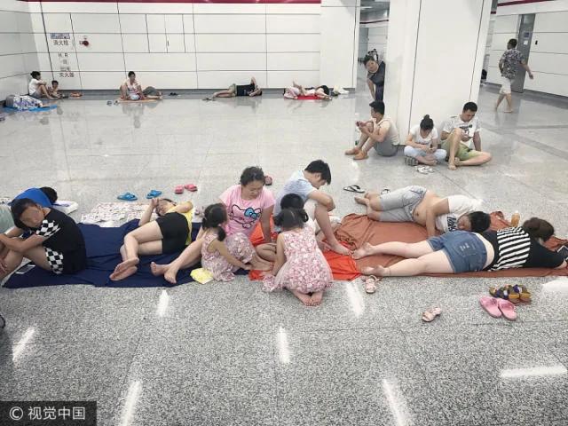 中国三伏天里的众生相:出门如同进入烤箱