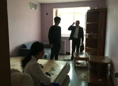 小夫妻把不起眼的旧公寓变成小豪宅